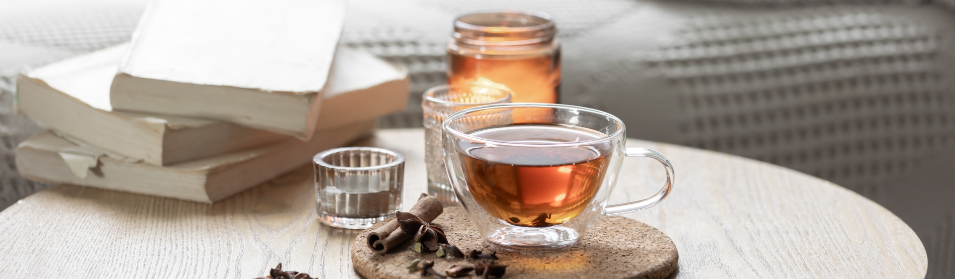 夜のテーブルにお茶を置いている様子
