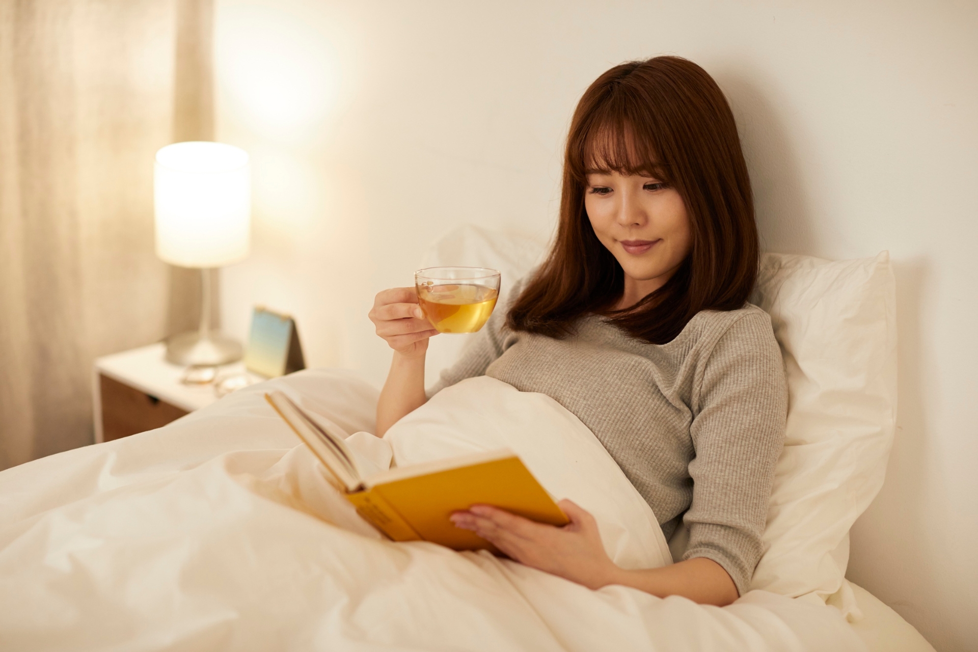 寝る前にお茶を飲む女性