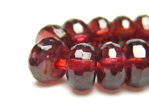 【卸】ボタンカット ガーネットAA 3x5mm〜4x6mm