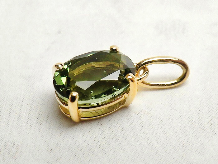 【卸】ペンダントトップ K18PT オーバルカット チェコスロバキア産 モルダバイト［送料別/クーポン除外品］