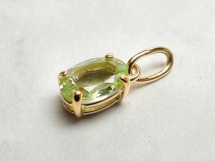 【卸】ペンダントトップ K18PT オーバルカット タンザニア産 ミントガーネット［送料別/クーポン除外品］