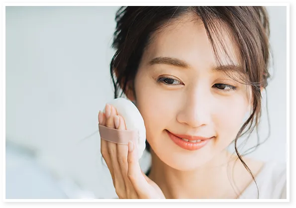 スキンケア中の女性