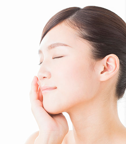 スキンケアを行う女性