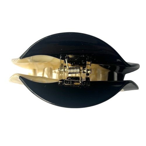 Yin and yang Clip color: black