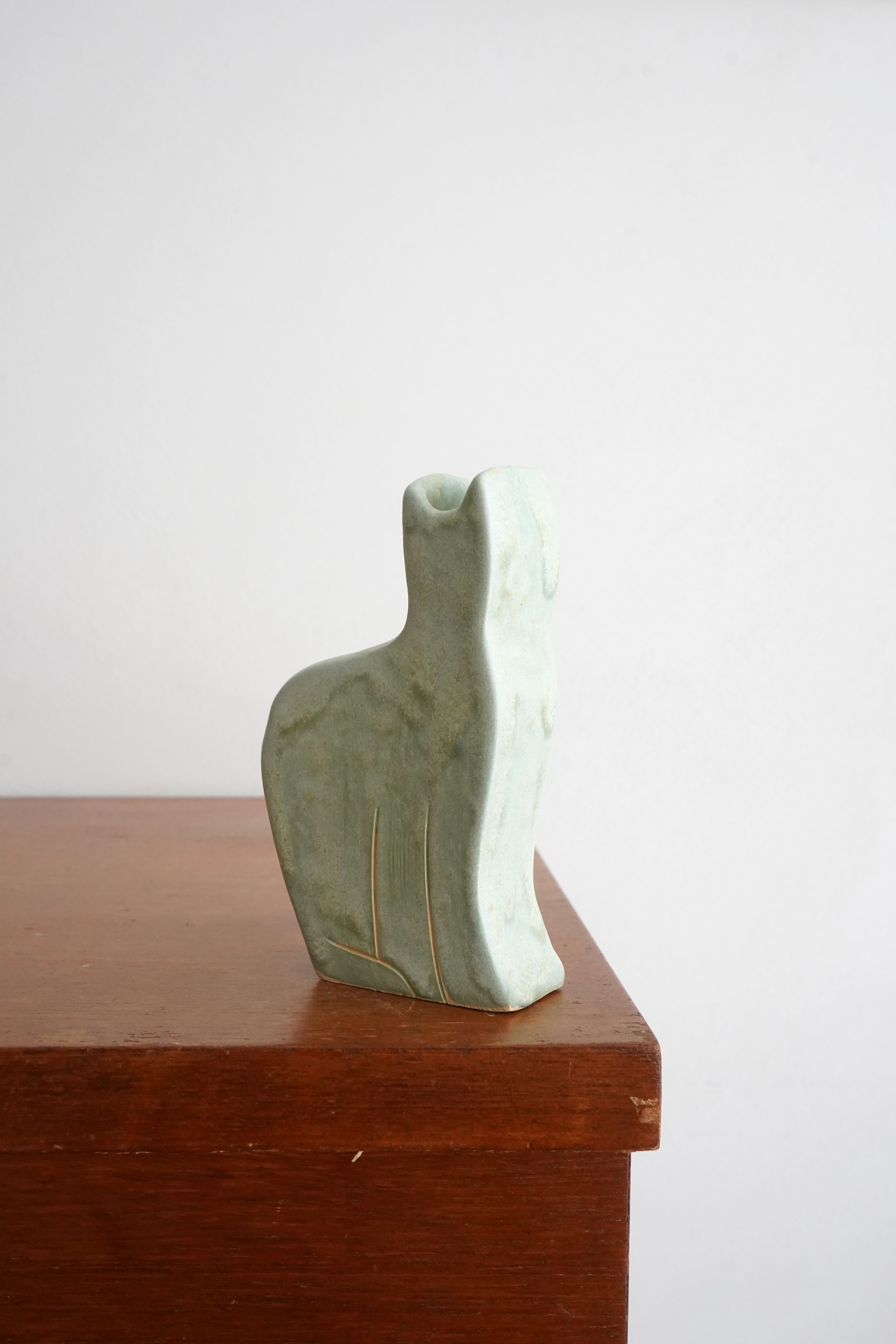 cat vase color: blue