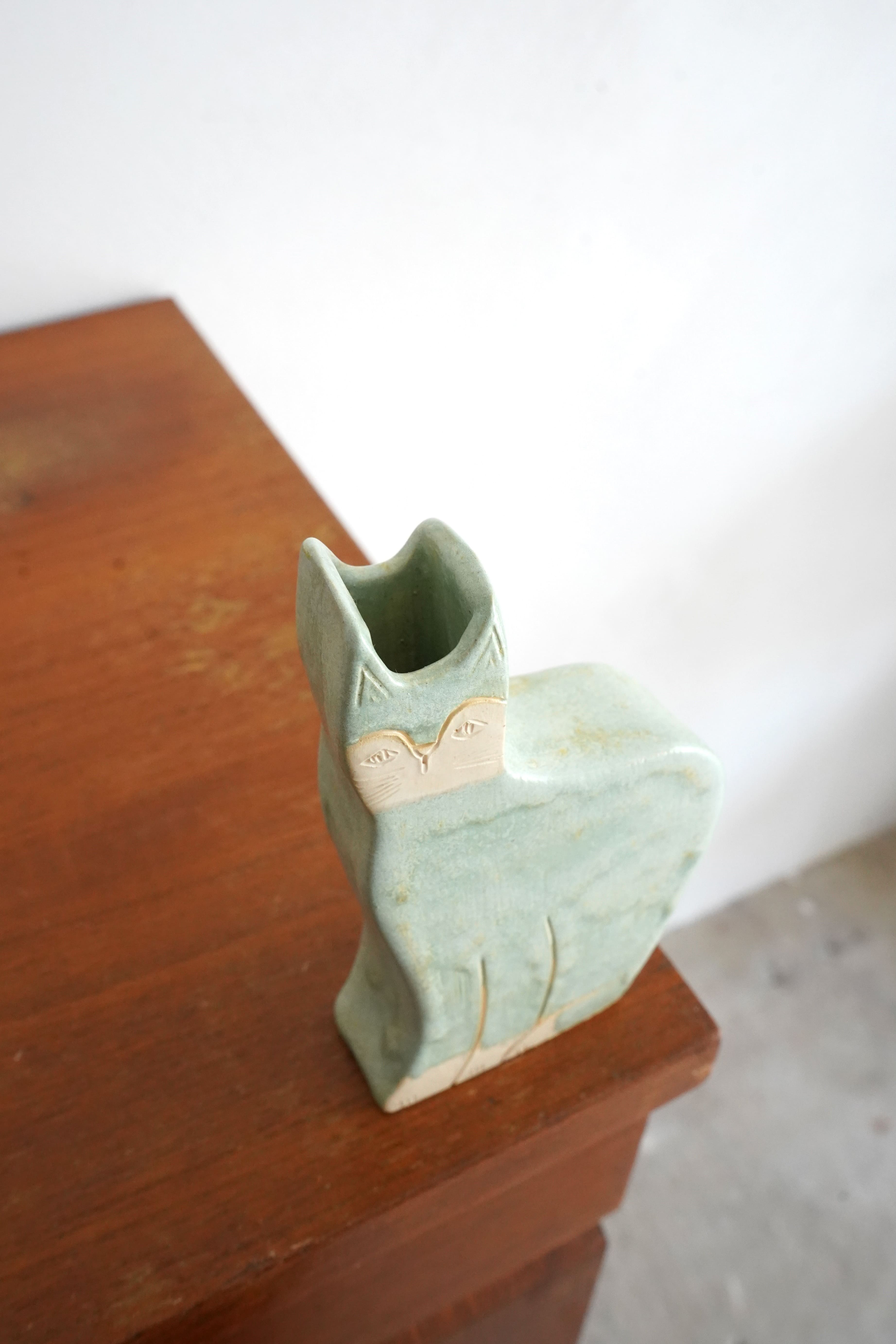cat vase color: blue