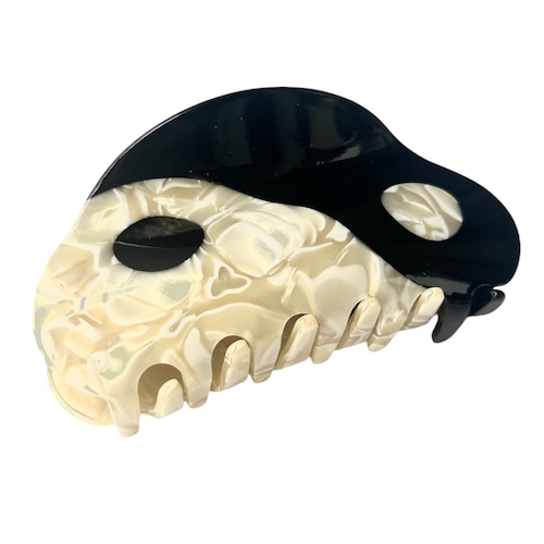 Yin and yang Clip color: black