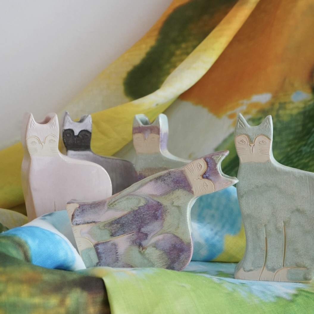 cat vase color: blue