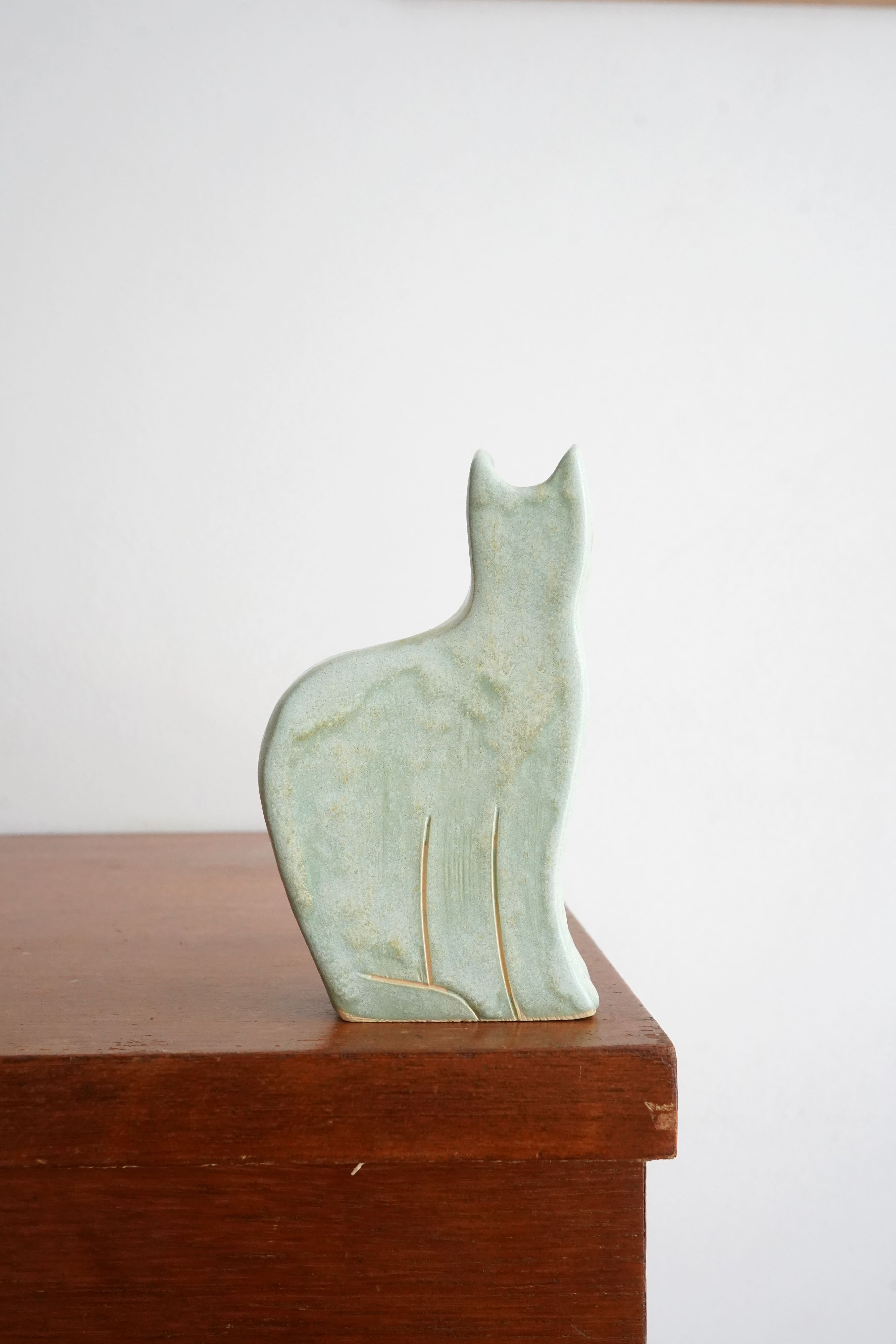 cat vase color: blue
