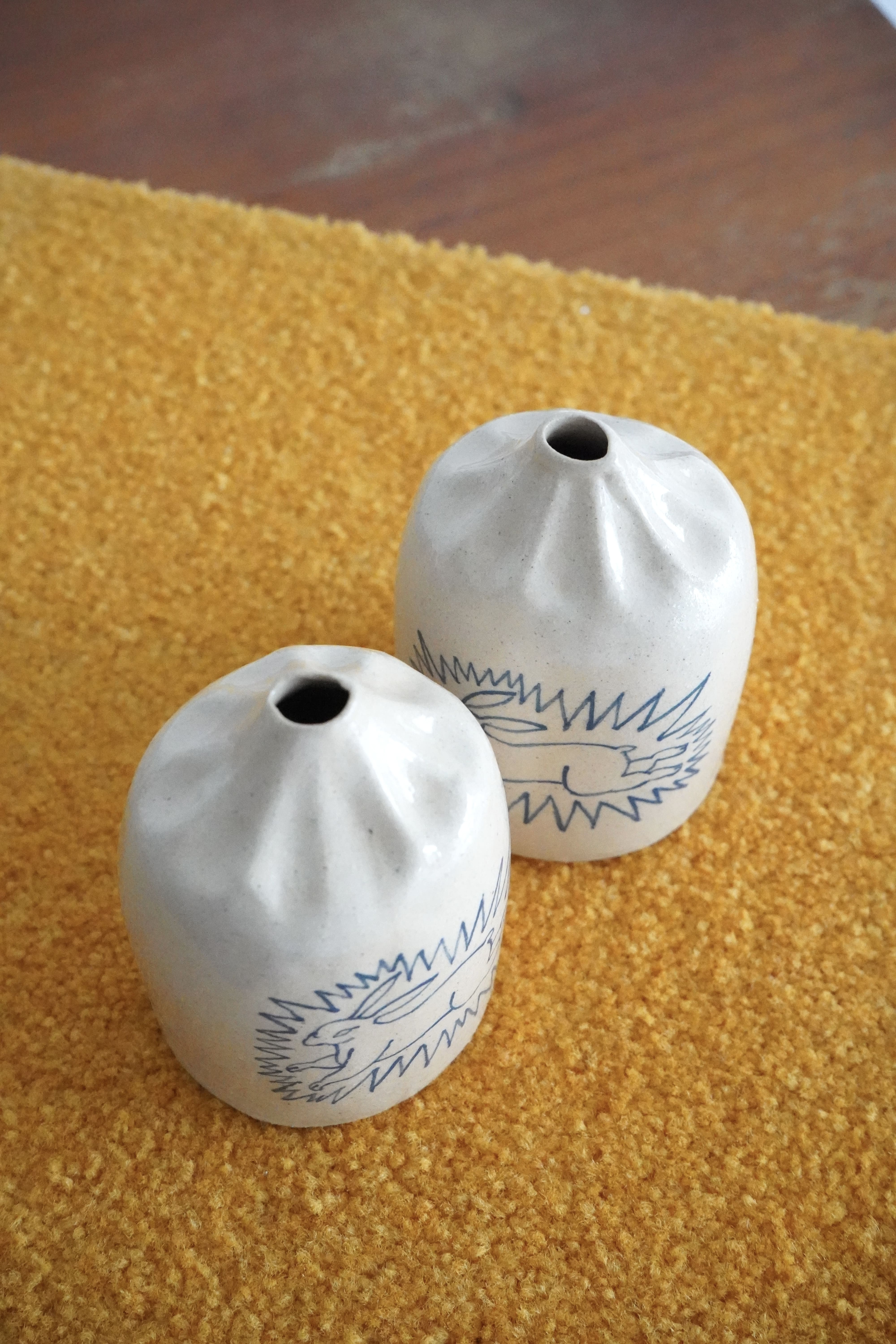 vase / rabbit