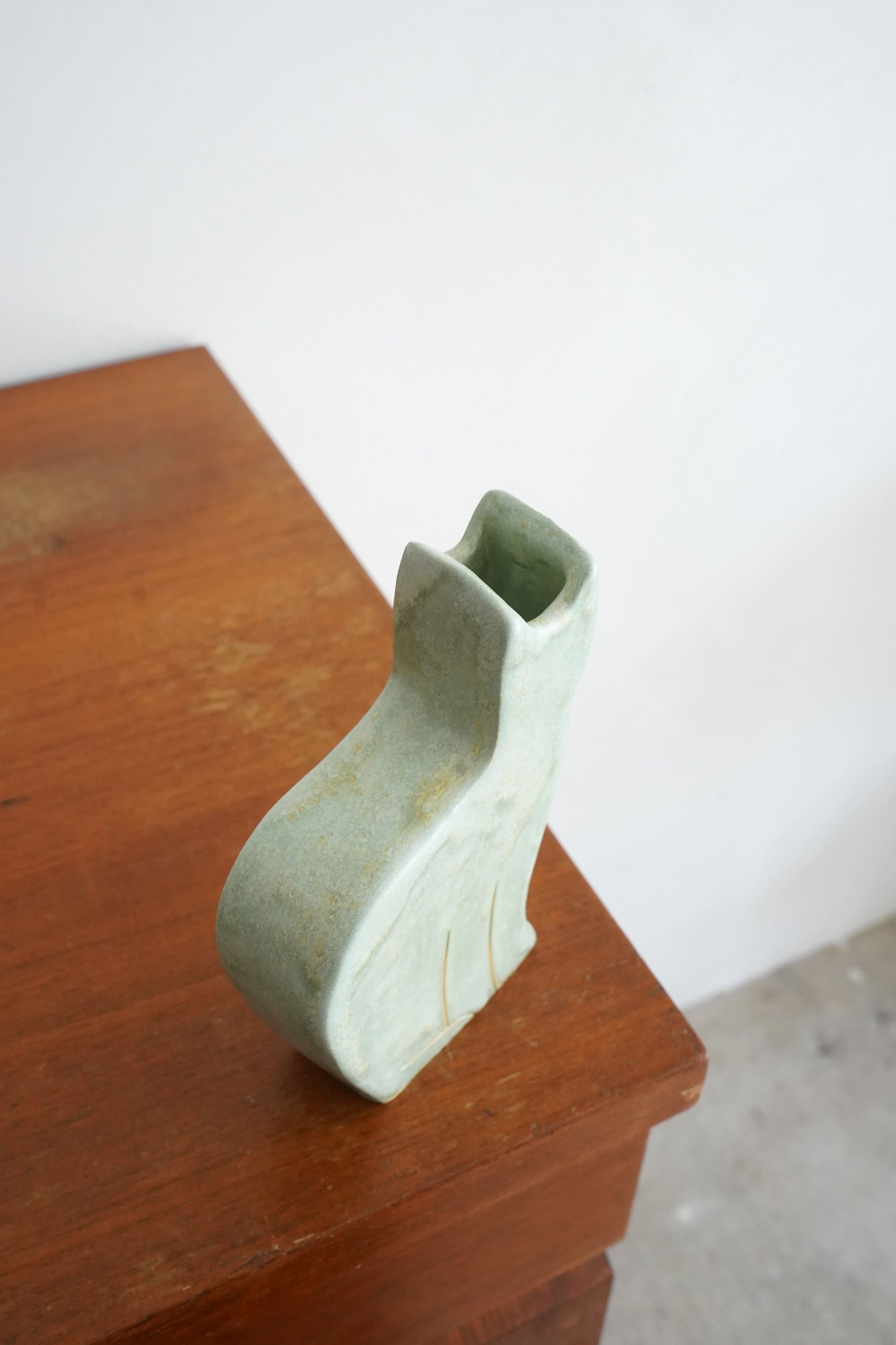 cat vase color: blue