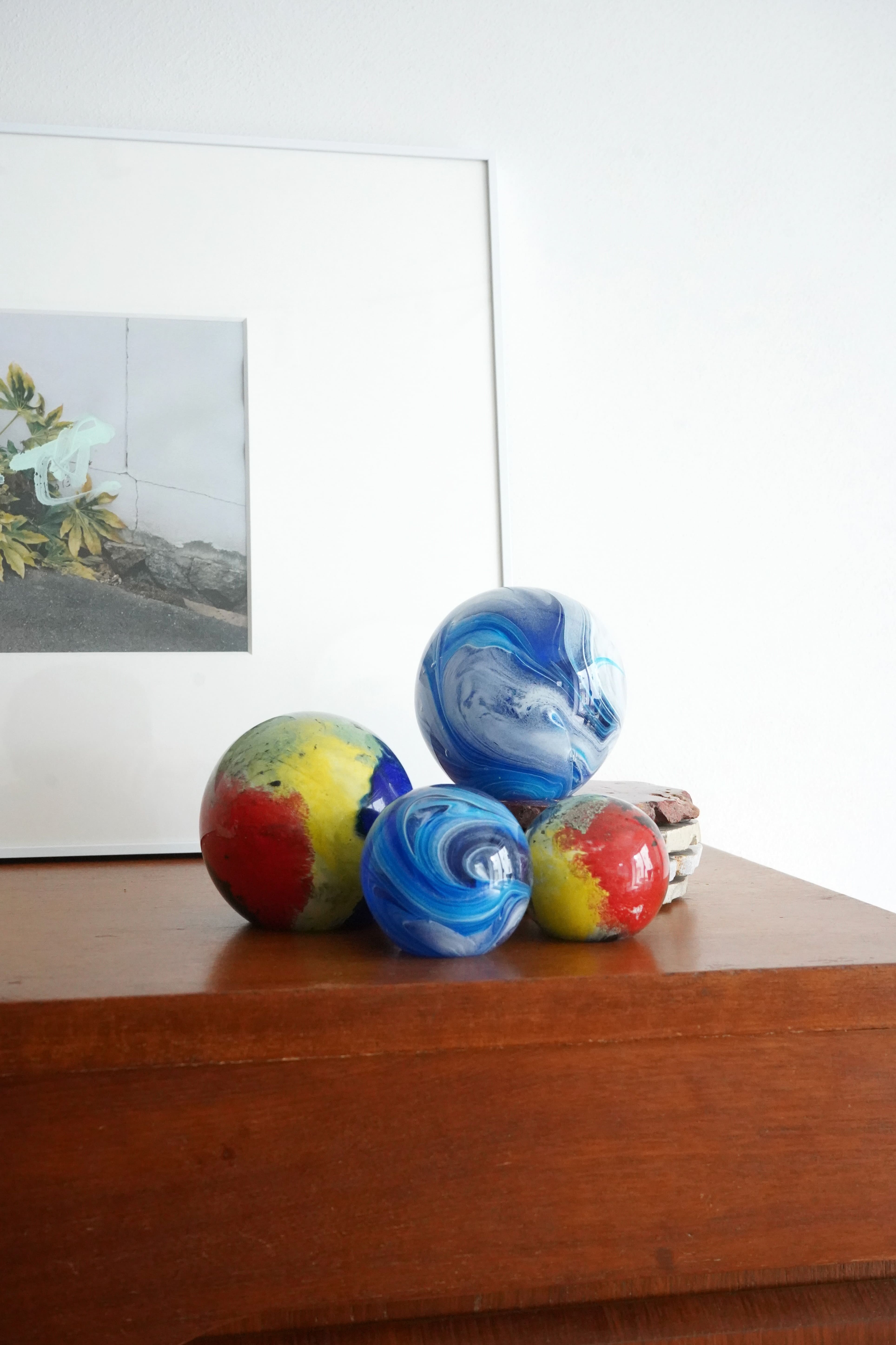 Color Swirl Ball (L) color: Multi