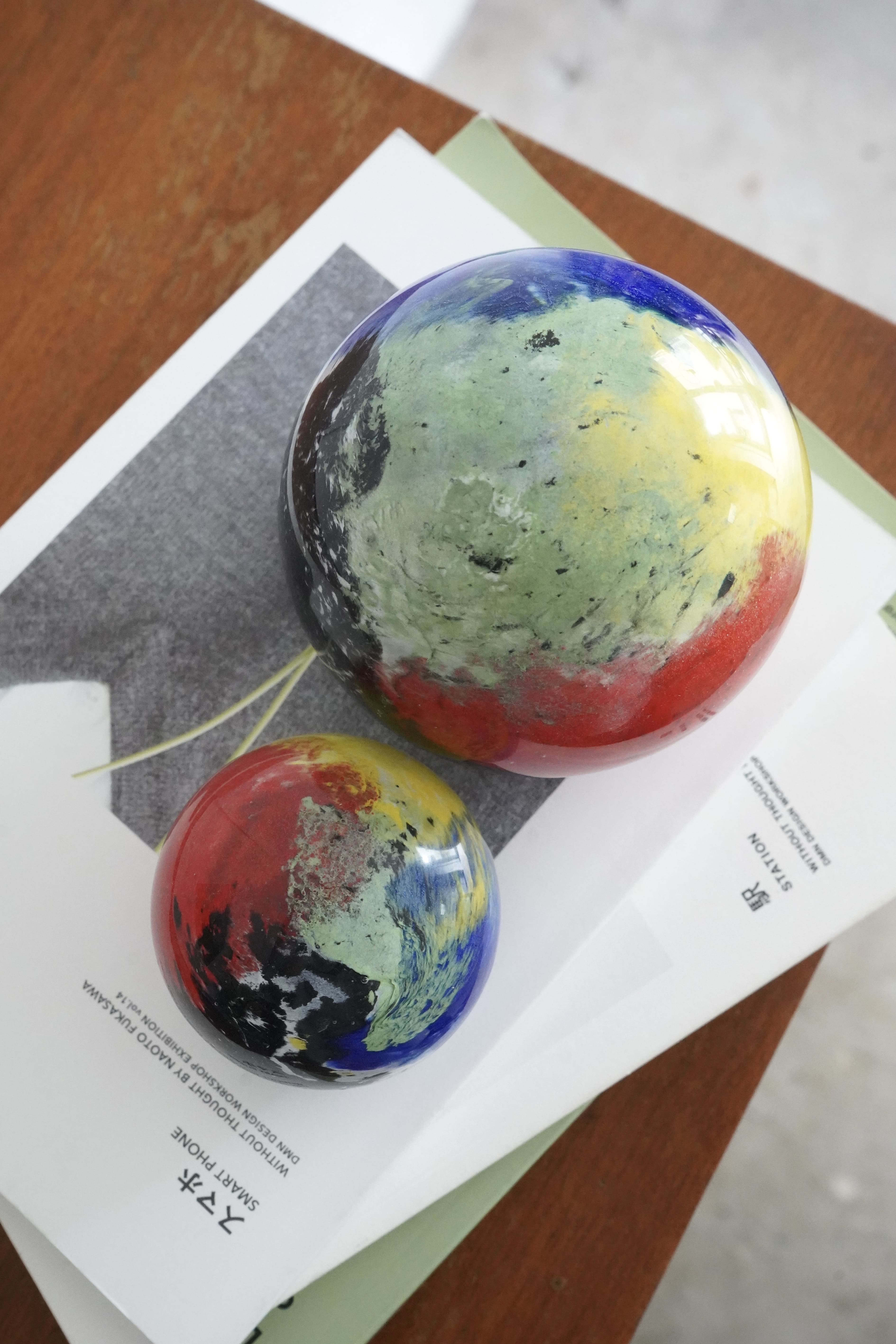 Color Swirl Ball (L) color: Multi