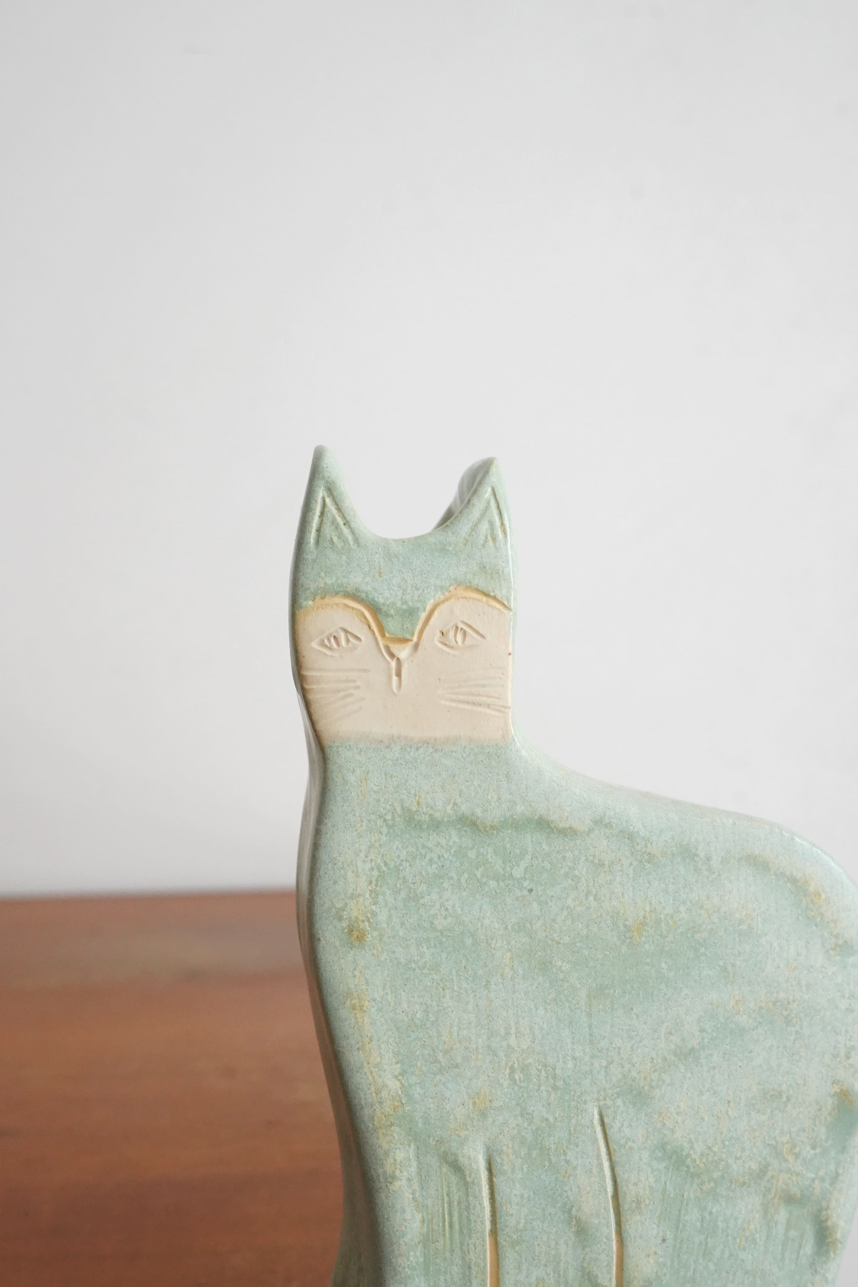 cat vase color: blue