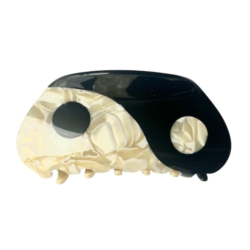 Yin and yang Clip color: black