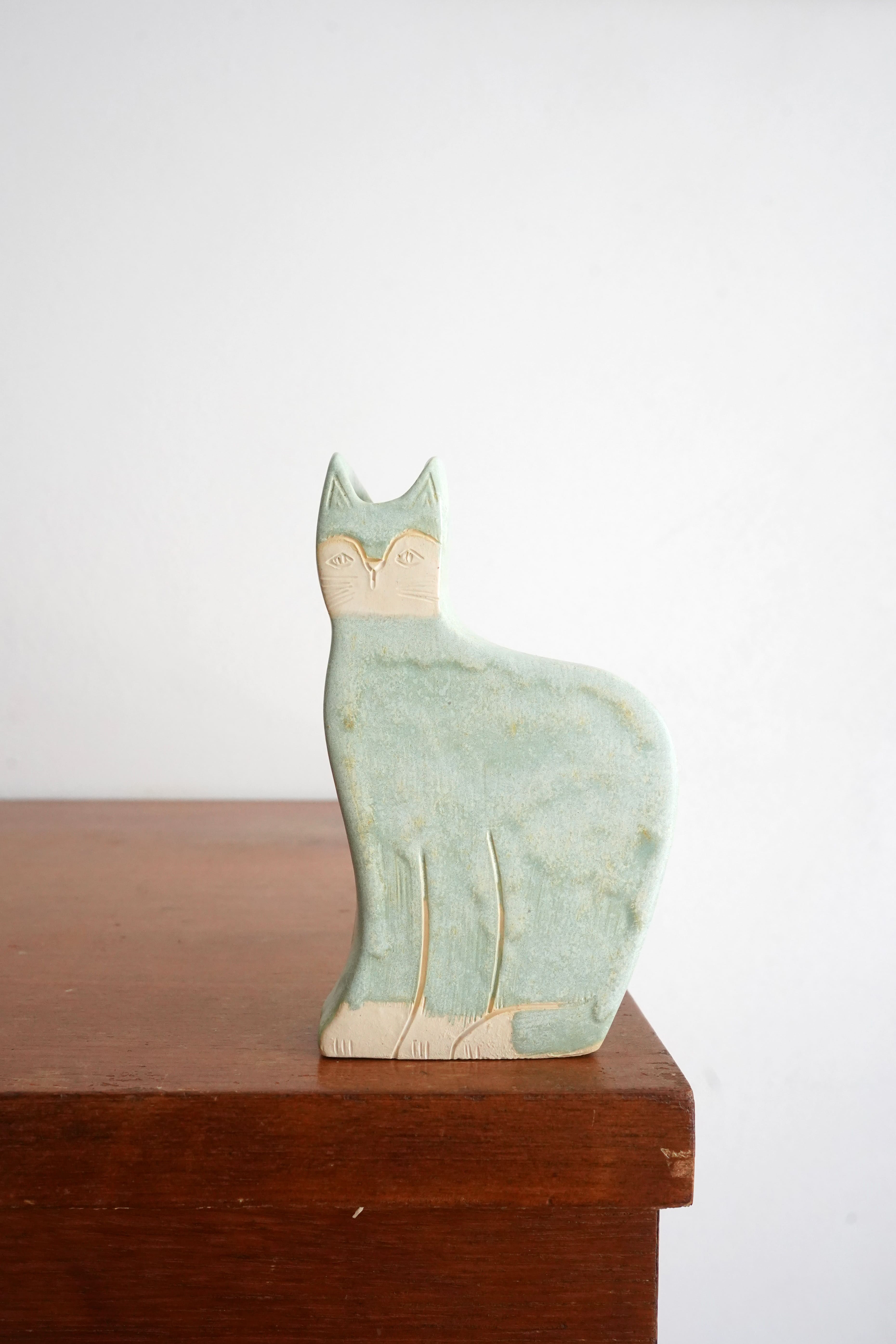 cat vase color: blue