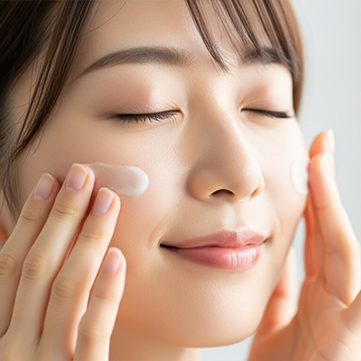 スキンケア後のベタつき対策！おすすめの化粧水やクリームをご紹介