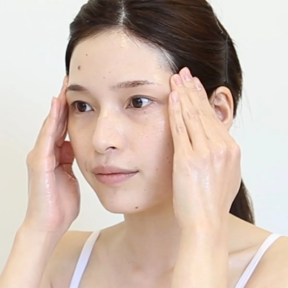 顔全体に優しくなじませる