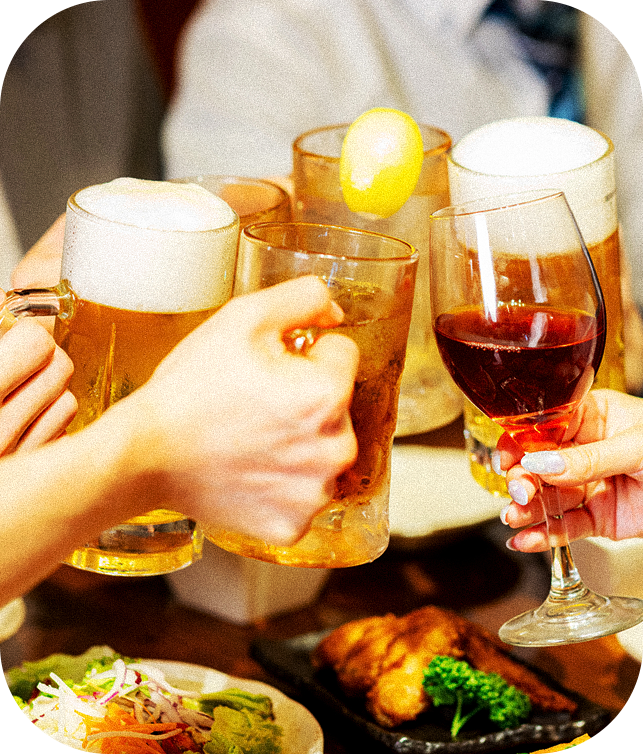 複数の手がビールジョッキとワイングラスを持ち、乾杯している写真