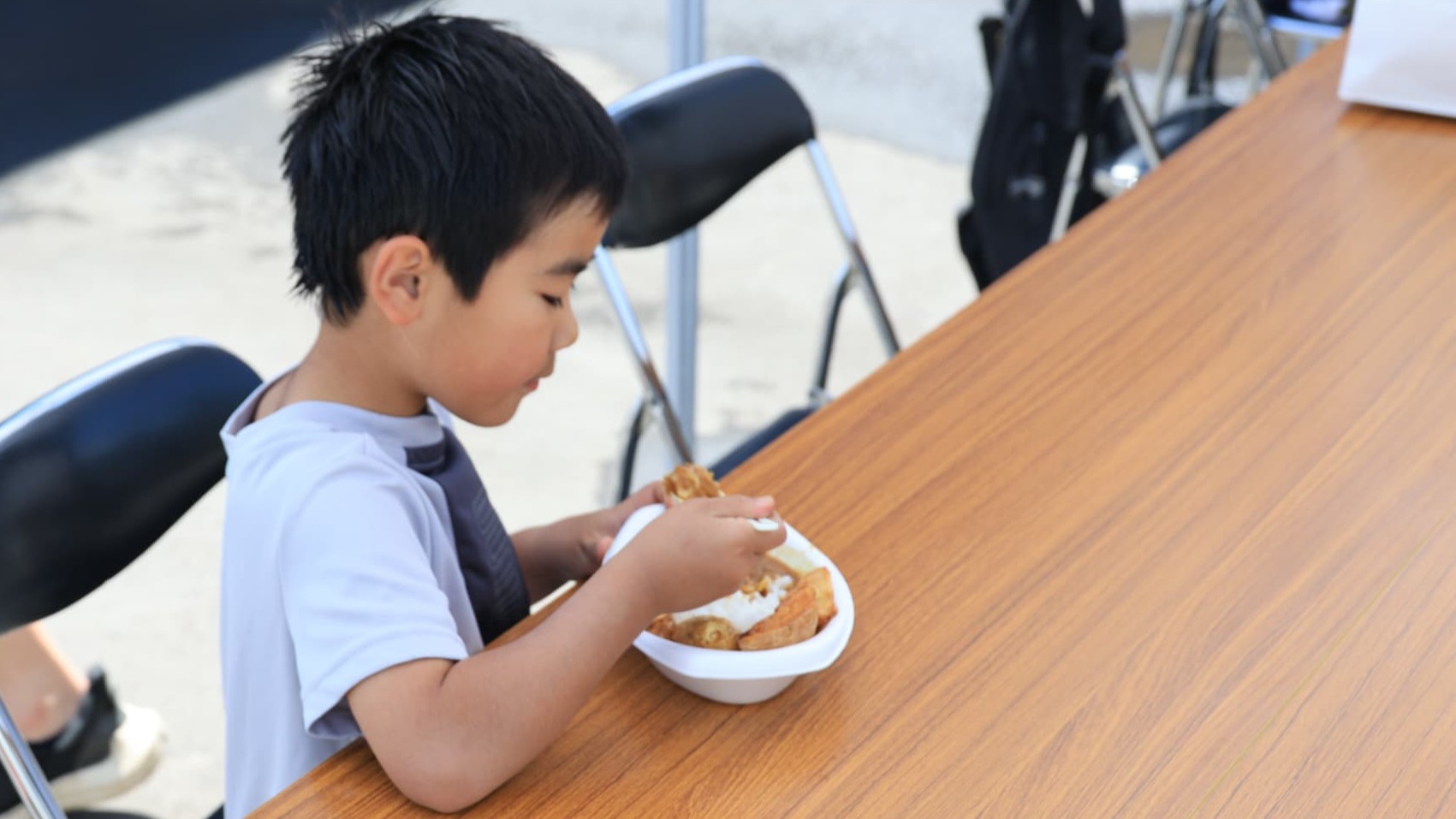 カレーを食べる子どもたち