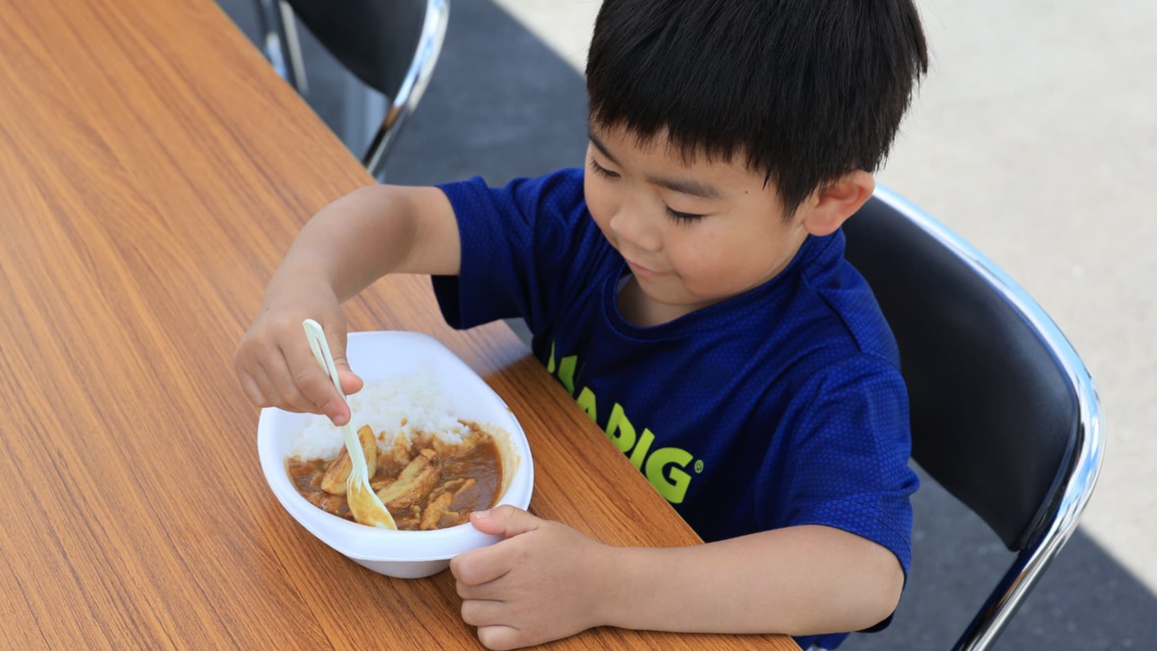 カレーを食べる子どもたち