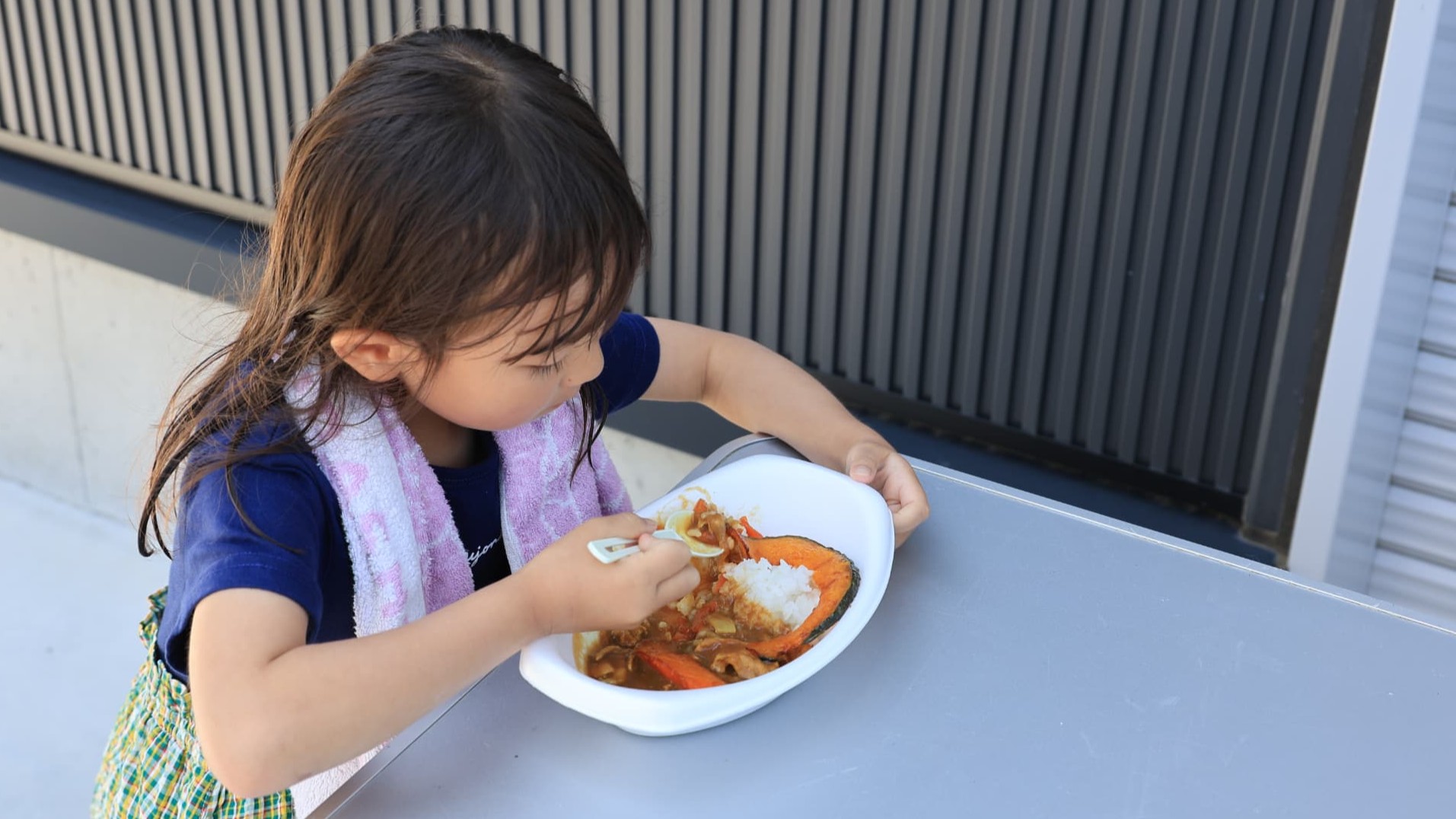 カレーを食べる子どもたち
