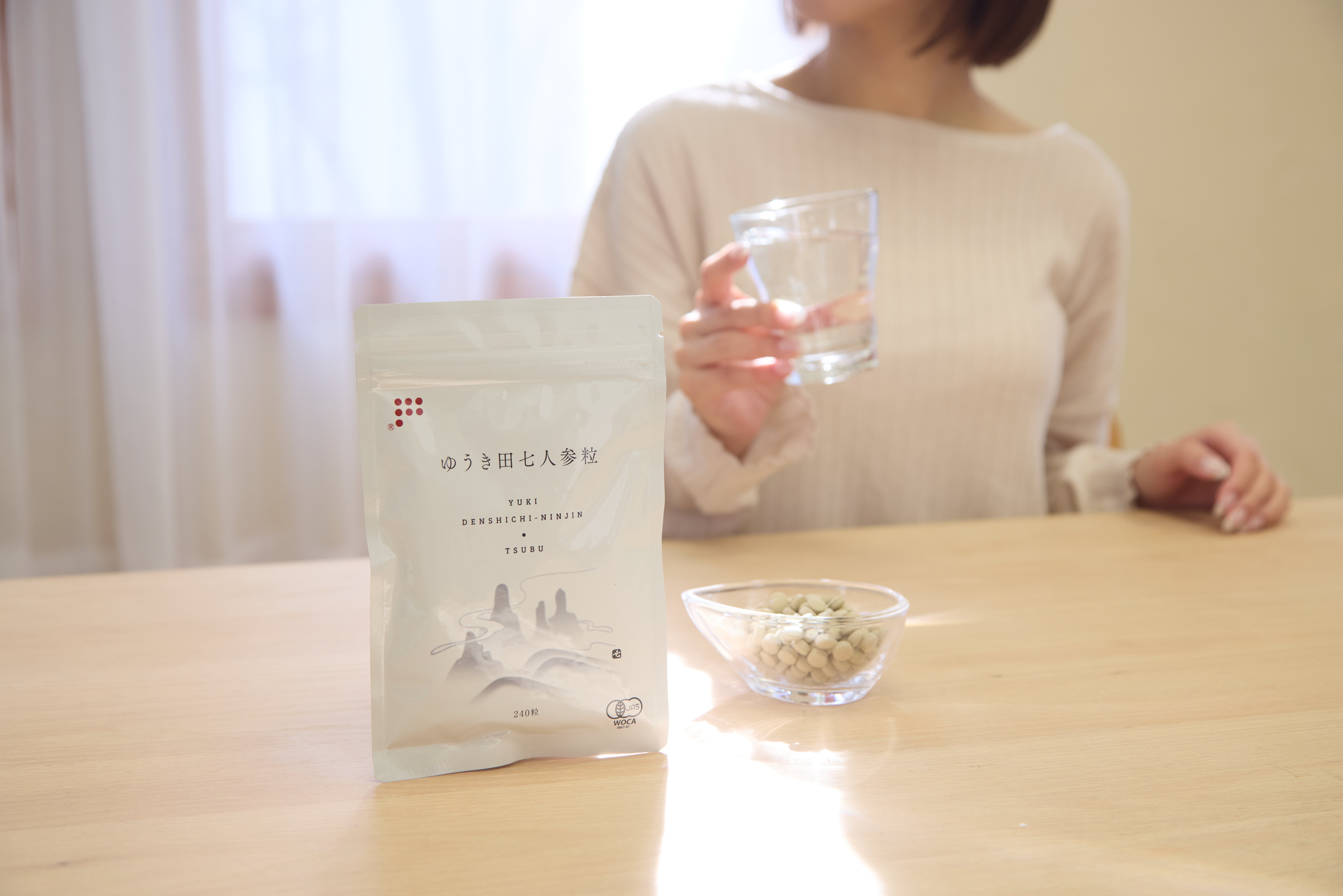 田七人参を飲む女性