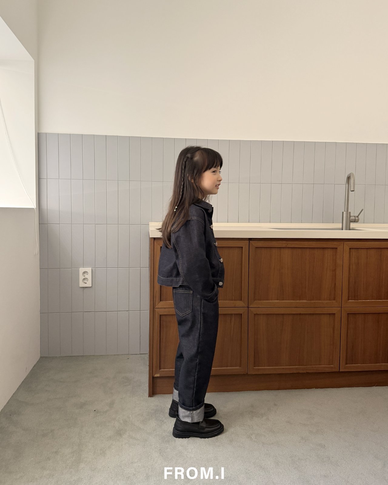 FROM.I ディープブルー テーパードデニムパンツ S: S